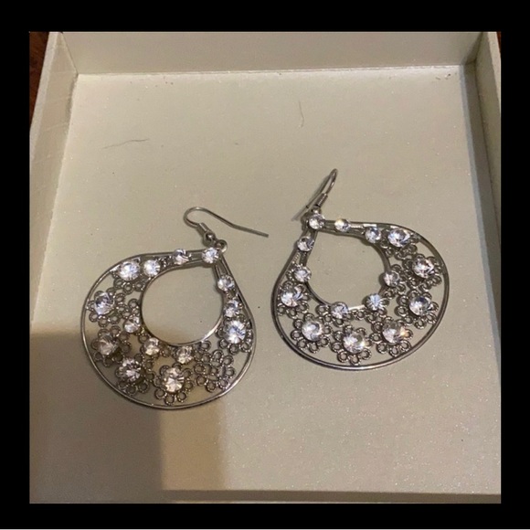 Rhinestone butterfly necklace with matching dangling earrings - Picture 11 of 11